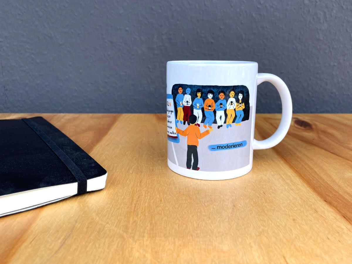 Eine Tasse steht auf einem Holztisch. Die Tasse ist mit einer Illustration für die Schulsozialarbeit am Schulzentrum Glinde bedruckt.